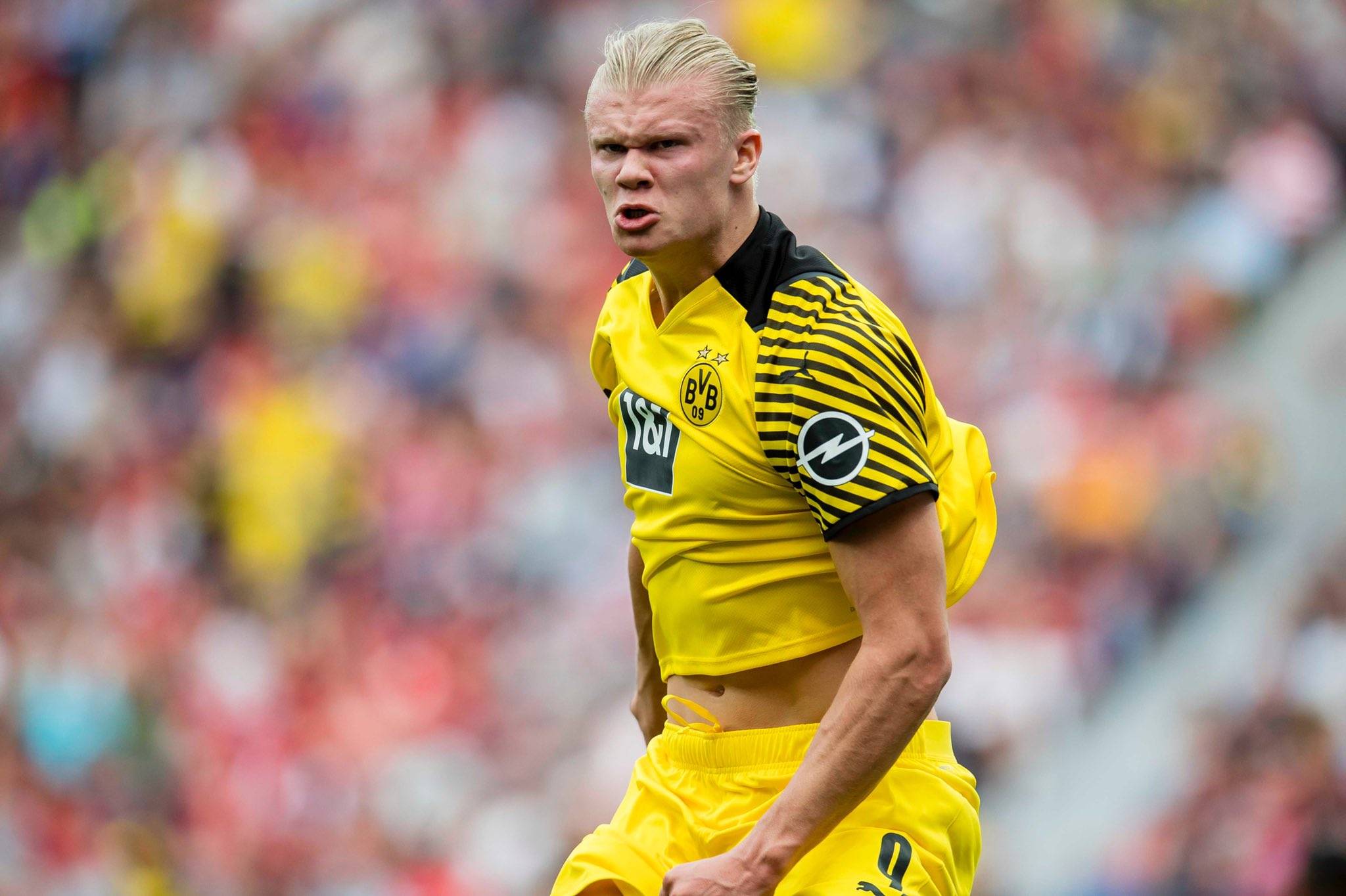 拜仁因球迷燃放烟火被罚，欧冠主场部分看台关闭