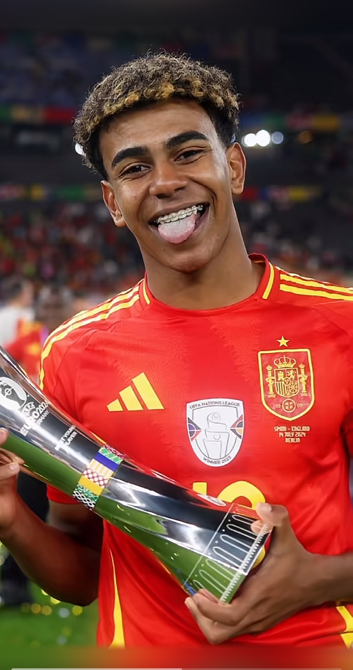 连丢2局！梁靖崑直摇头，孙颖莎耐心给他复盘，王艺迪一旁看热闹