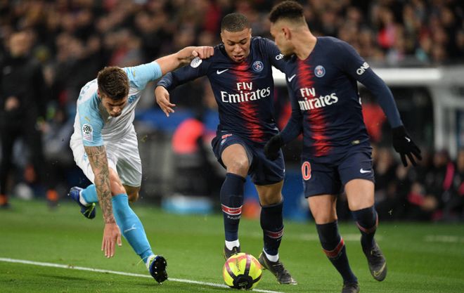 纽卡球迷在基地附近拉横幅：伊萨克是只纯粹的老鼠