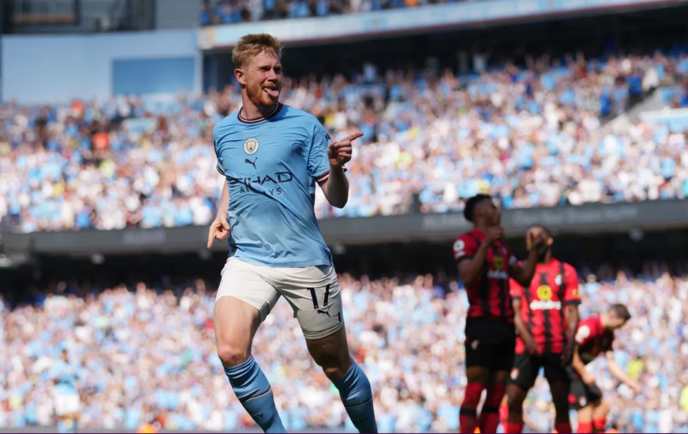 特伦斯·克劳福德因拒缴WBC制裁费被剥夺拳王头衔，引发争议，拳迷对其立场分化，争议持续。