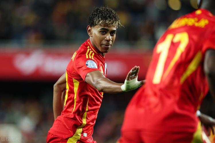 广州小学生观战轮椅篮球赛为运动员加油